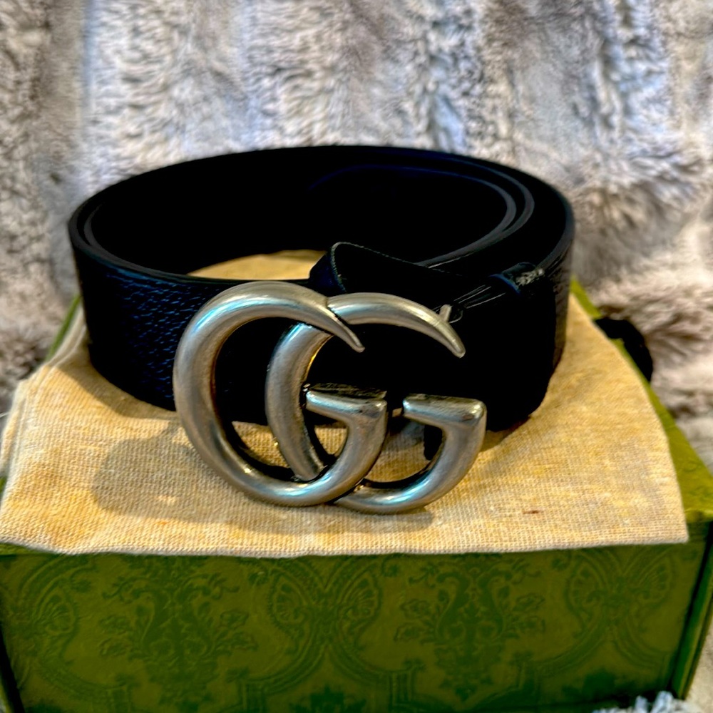 Bran new Gucci belt size to fit 6 to 10 pants size! I have the box.